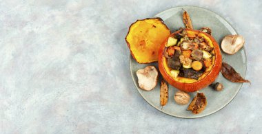 Biftek, mantar ve elmayla doldurulmuş kızarmış balkabağı. Şükran Günü yemeği. Metin için boşluk