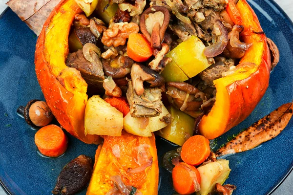 Calabaza Horno Rellena Carne Res Champiñones Manzana Zanahorias Comida Halloween —  Fotos de Stock