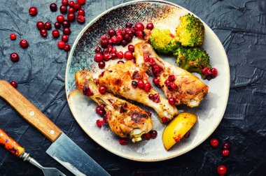 Brokoli ve yabanmersinli ızgara tavuk budu.