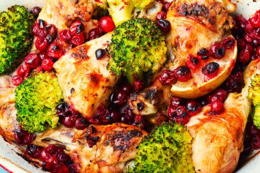 Brokoli ve kızılcıkla kızartılmış tavuk budu..