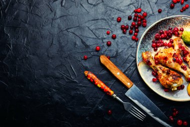 Kızarmış tavuk budu, brokoli ve kızılcıklı tavuk budu. Metin için boşluk