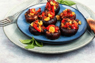 Doldurulmuş dolma biber ve mısırla hazırlanmış mantar kapları.