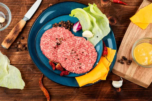 新鲜的调味生肉切碎牛肉牛排汉堡 做汉堡包生牛排片 木制背景 — 图库照片