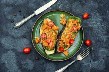 Kabak ve kinoa ile doldurulmuş ızgara patlıcan. Vejetaryen yemek tarifi