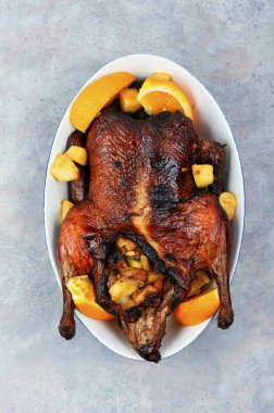 Portakallı ve karamelli elmalı tam ördek..