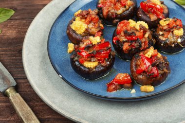 Biber ve mısırla doldurulmuş mantar başlıkları, ahşap arka planda. Ev yapımı yemek..