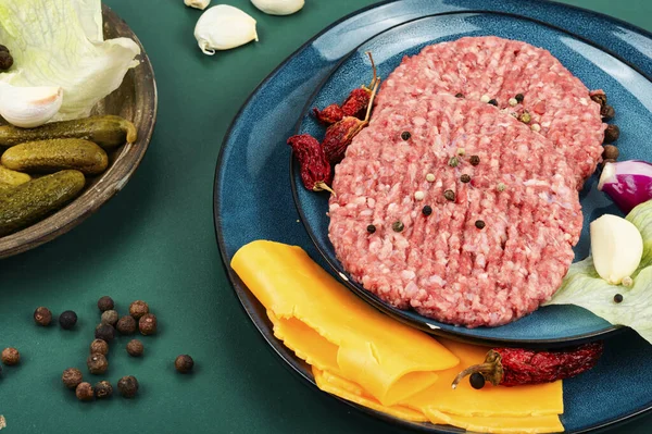新鲜的生肉碎牛肉汉堡包加调味料 烹调汉堡 — 图库照片