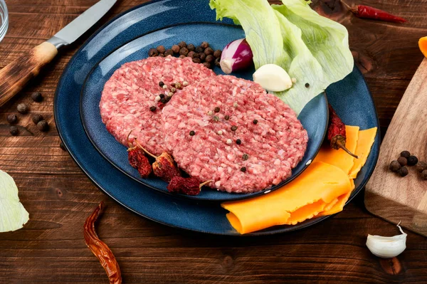 自家製の牛肉ステーキハンバーガーを使用した新鮮な調理 クッキングバーガー 木の背景 — ストック写真