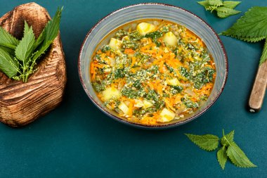 Tabakta ısırgan otu çorbası. Sağlıklı gıda kavramı