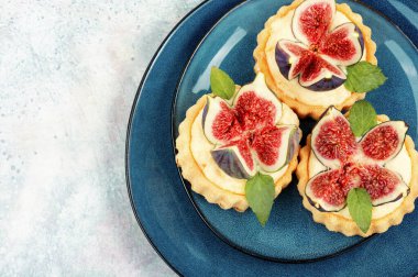 Krem şanti ve incirli küçük tart tatlısı. Boşluğu kopyala.