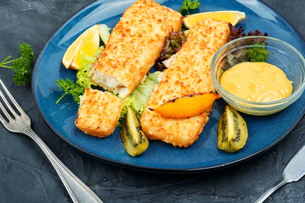 Kavrulmuş kızarmış Alaska pollock filetosu ve ekmek kırıntıları.