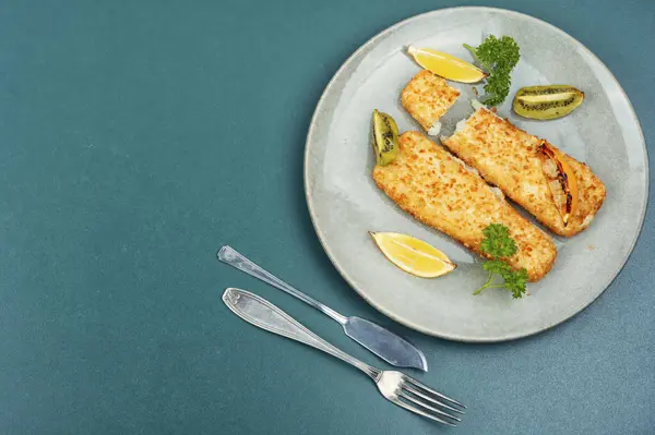 Pollock Fillet Roasted Bread Crumbs Kiwi Fish Chips Copy Space — Stock Photo, Image
