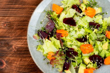 Sağlıklı vegan mutfağı, fırında balkabağı, pancar ve sebze salatası. Üst Manzara. Kırsal biçim.
