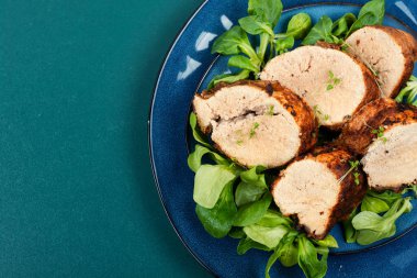 Tabakta kızarmış morina yumurtası. Deniz ürünleri ve balık yemekleri. Havyar kızartılmış. Metin için boşluk