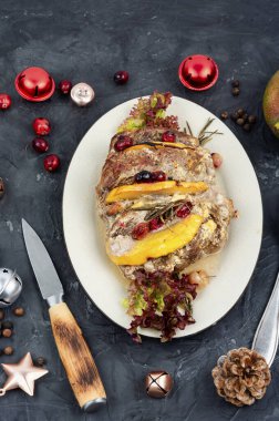 Fırında pişirilmiş mangolu domuz eti. Noel yemeği. Klasik köfte..