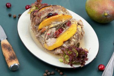 Ev yapımı domuz eti ve aromatik mango parçaları..