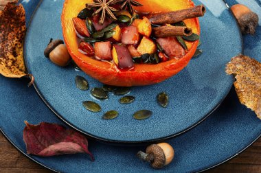 Elma, şeftali ve tarçınlı yarı lezzetli hokkaido kabağı. Sonbahar tarifi, fırında kabak..