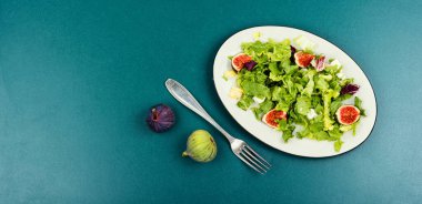 İncirli, şifalı ve peynirli sonbahar salatası. Mesaj için yer var. Pankart.