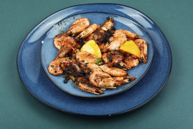 Tabakta kızartılmamış karides. Kızarmış karides. Deniz ürünleri yemeği..