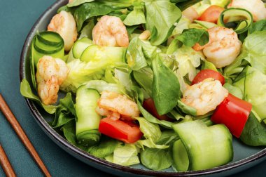 Taze sebzeli, karışık sebzeli ve karidesli sağlıklı salata. Karides salatası. Temiz yemek..