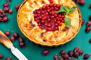 Kırmızı frenk üzümü ve bektaşi üzümlü turta veya galette. Yaz meyveli tatlı.