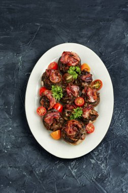 Kıyma ve pastırmayla doldurulmuş lezzetli şampiyon mantarları. Üst görünüm.