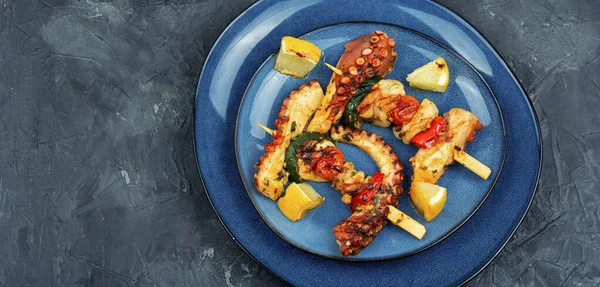 Rybie Kebaby Ośmiornicą Kałamarnicą Warzywami Szpikulcu Tradycyjne Danie Śródziemnomorskie — Zdjęcie stockowe