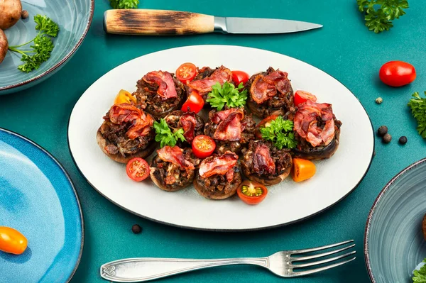 Deliciosos Cogumelos Champignon Portobello Bonés Recheados Com Carne Picada Bacon — Fotografia de Stock