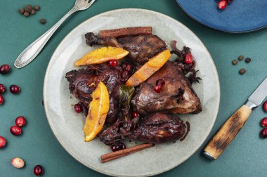 Portakal, baharat ve kırmızı böğürtlenli ızgara tavuk budu..