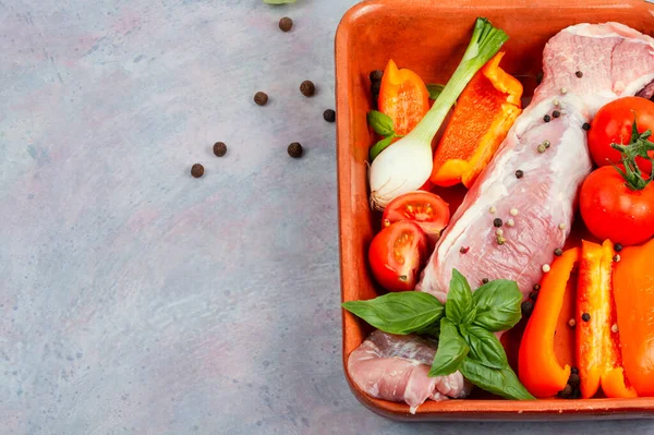 ベーキングディッシュに野菜を添えたフレッシュポーク入札 調理されていない肉 テキスト用スペース — ストック写真