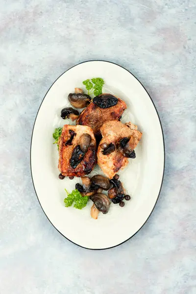 Filetto Carne Maiale Carne Con Funghi Piatto Bistecche Medaglioni — Foto Stock