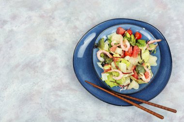 Tabakta karides, domates ve marul salatası. Boşluğu kopyala.