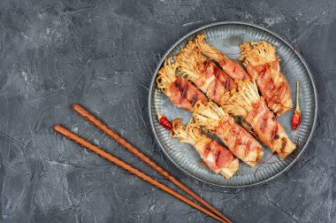 Enoki mi, enokitake mantarı mı? Pastırmalı mantar mı? Pastırmalı mantar. Kopyalama alanı olan düz.