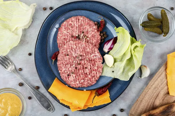 Rauwe Ongekookte Hamburgerkoteletten Ingrediënten Tafel Bovenaanzicht — Stockfoto