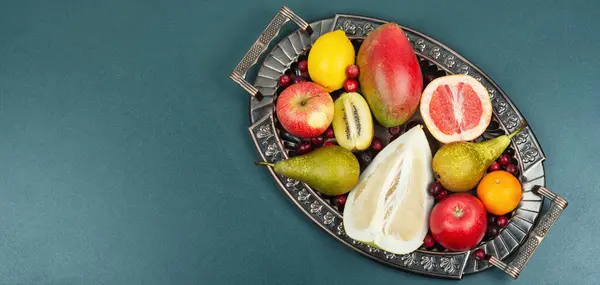 ヴィンテージトレイの多彩で多彩なエキゾチックな果物のセット トップビュー コピースペース — ストック写真