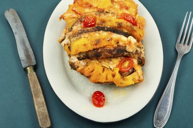 Ananaslı domuz bifteği.