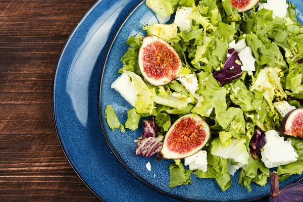 Vitamin salad of rocket salad, ripe figs and diet cheese