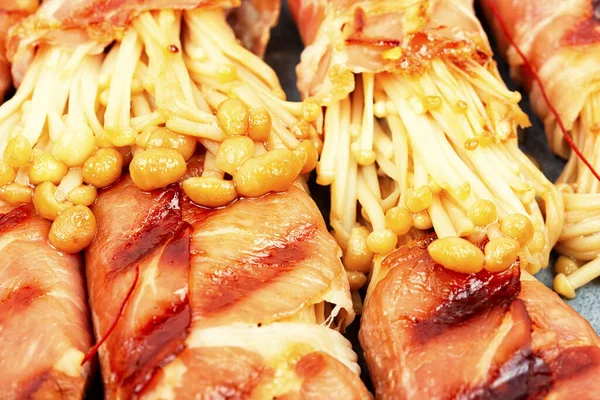 Enoki Enokitake Cogumelo Assado Bacon Chapa Cogumelo Envolto Bacon — Fotografia de Stock