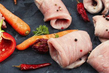 Taze, pişmemiş domuz eti ruloları. Çiğ et. Pişirmeye hazır olun..