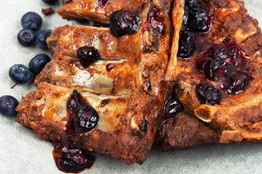 Barbekü domuz pirzolası ve böğürtlen sosu