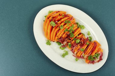 Kızarmış balkabağı ve pastırmalı tabak. Pastırmalı tereyağlı ezme. Kopyalama alanı olan düz