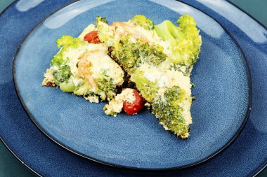 Brokoli, karides ve domatesli yumurta omleti. Ketogenik öğle yemeği.