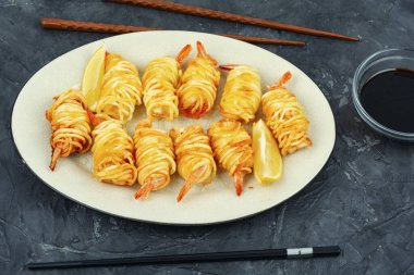 Kızarmış patates karidesi, karides ve patates rulosu. Popüler Asya yemekleri. Vietnam mutfağı..