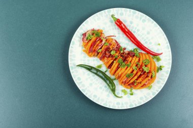 Kızarmış balkabağı ve pastırmalı tabak. Pastırmalı tereyağlı kabak. Boşluğu kopyala.