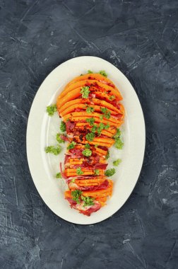 Kızarmış balkabağı ve pastırmalı tabak. Pişmiş tereyağı ezmesi. Balkabağı tarifleri.