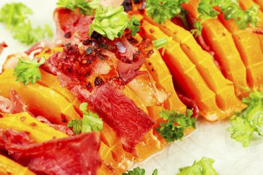 Pastırmayla doldurulmuş tereyağlı kabak. Kapat..