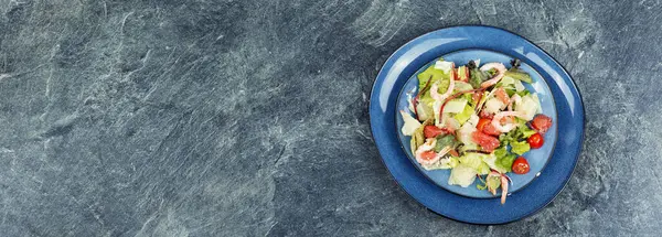 Bord Met Salade Met Pomelo Garnalen Groenten Thaise Voorgerecht Salade — Stockfoto