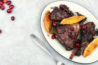 Kızarmış tavuk budu, portakallı but, baharat ve kırmızı böğürtlen. Metin için boşluk.