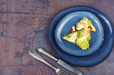 Brokoli, karides ve domatesli yumurta omleti. Ketogenik öğle yemeği. Boşluğu kopyala.