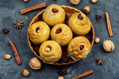 Fındık ve kuru üzümlü fırında sonbahar elması. Mevsimlik yiyecekler.